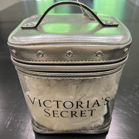 New Never Used Victoria’s Secret Silver Metallic Makeup Bag - Picture 3 of 6